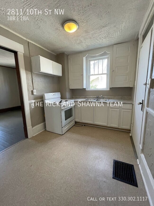 Building Photo - Three bedroom one bathroom home for rent