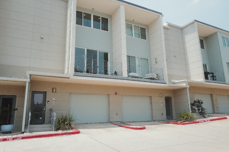 Building Photo - 604 N Bluff Dr