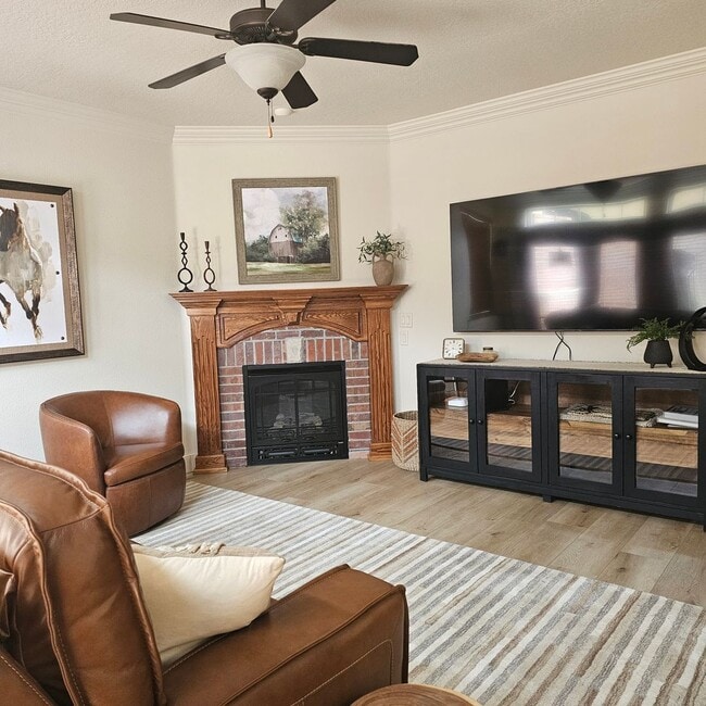 Building Photo - Gorgeous fully furnished home in downtown Eagle!