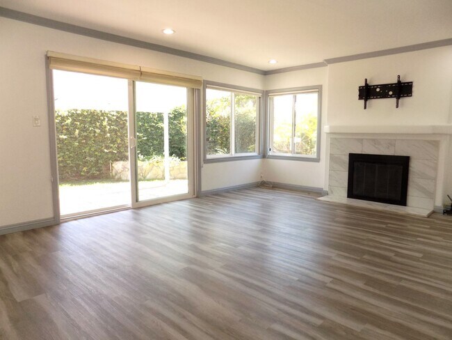 Building Photo - Ranch Style 1 Level, 3Bed/2Bath, Miraleste Pines, Custom Touches Everywhere