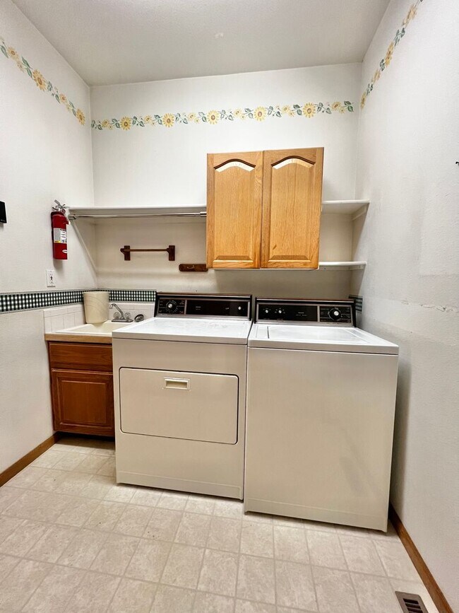 Building Photo - Charming 3 bed, 3 bath Ranch Home in South Fort Collins