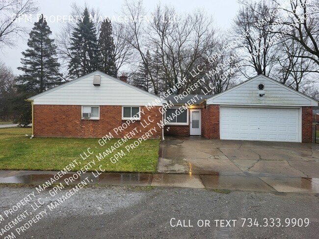 Building Photo - Home in Southfield!