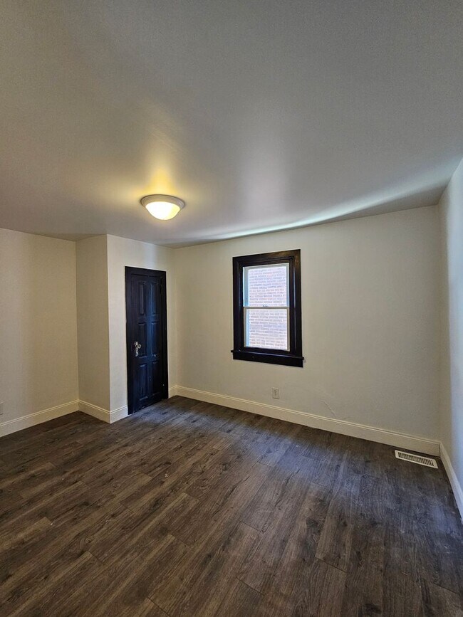 Building Photo - 513 Poplar St