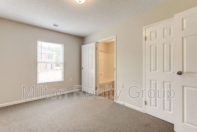 Building Photo - 74 Fantasy Ln