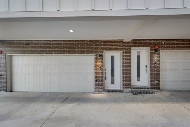 Building Photo - 5815 Bryan Pky