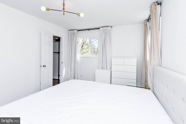 Building Photo - 1386 Bryant St NE