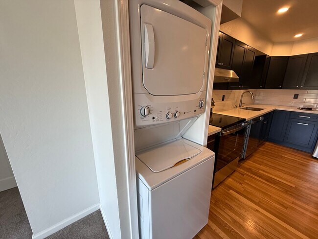 Building Photo - STUNNING, MODERN UPDATES. 2BD/1BA TIBURON ...