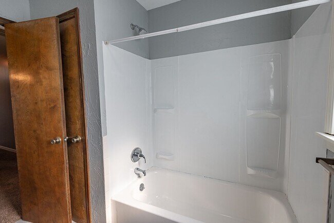 Building Photo - 3 Bed 2.5 Bath Springfield, MO