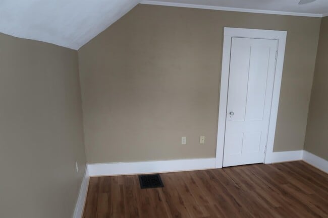 Building Photo - 5 Green St