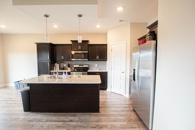 Building Photo - Pet Friendly in Eagle's Bluff!
