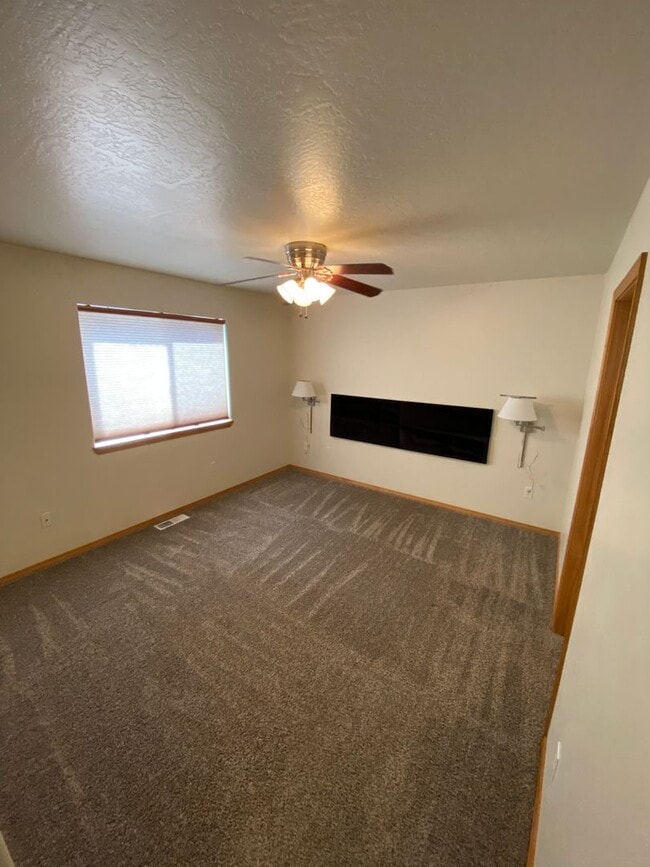 Building Photo - 3 Bed - 2 Bath - Fenced Yard