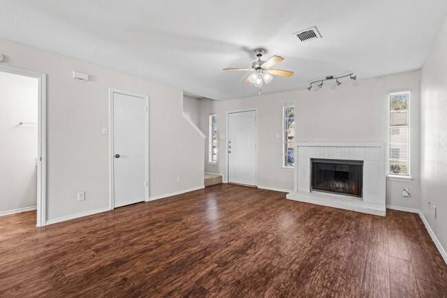 Building Photo - River Crossing ATX - Townhome - 2bd/2.5ba - W/D - Close to Downtown - $1395