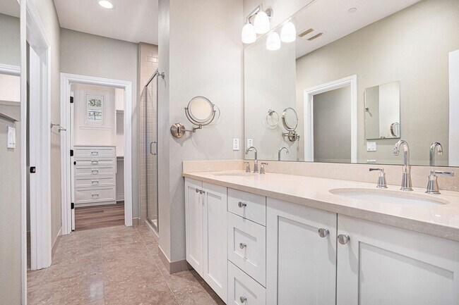 Building Photo - Beautiful Custom Townhouse In Desirable Wa...