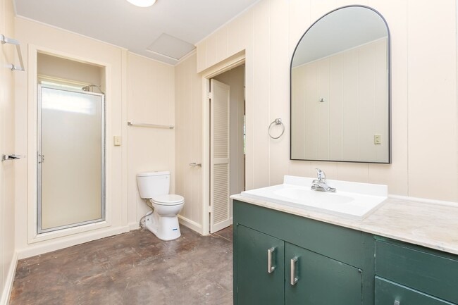 Building Photo - Rare Find: Tantalus Rustic Charm: Large: 1 Bdr/1 Bth:- Electric Included