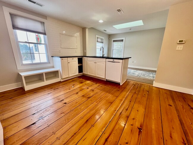 Building Photo - 435 Foxon Rd