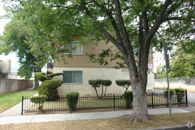 Building Photo - 5684 Hoffman Court