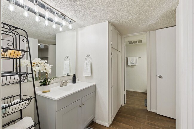 Building Photo - 2400 Sq Ft Condo for Rent Near Shopping