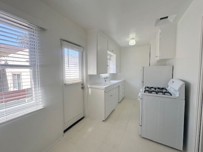 Building Photo - Charming Ocean Beach Attached Cottage Near...