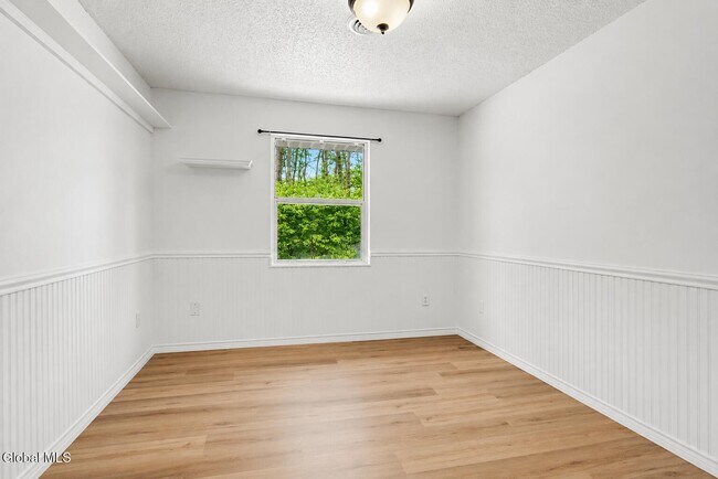 Building Photo - 25A Pine Ln