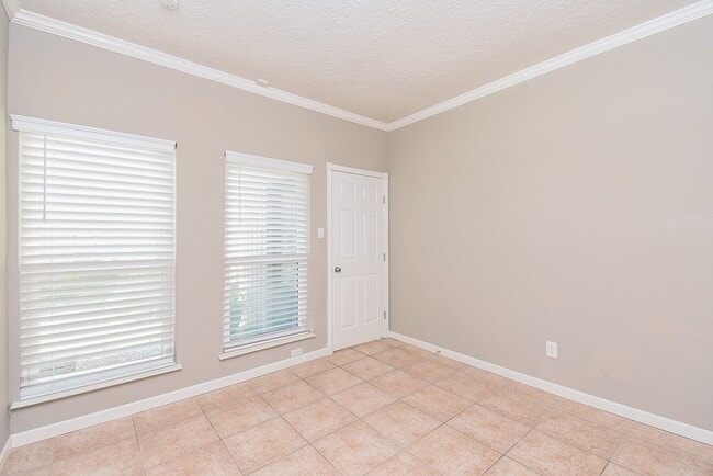 Building Photo - 9400 Doliver Dr