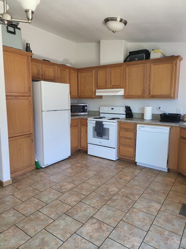 Building Photo - Look Here! Available 3bd 2ba Home!