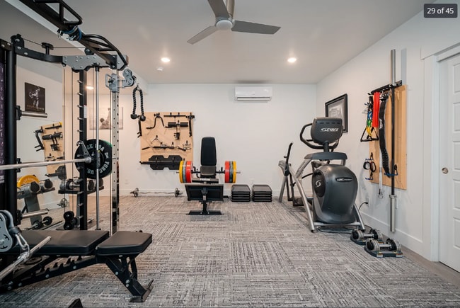 Building Photo - Stunning 5-bedroom, 4.5-bath home