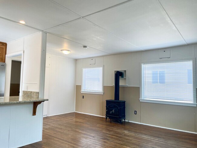 Building Photo - Charming 1 Bedroom