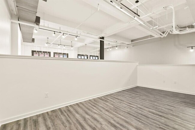 Building Photo - 604 Main St