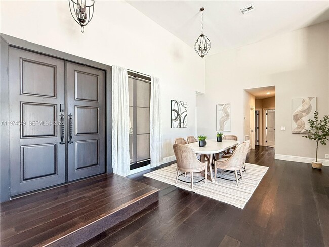 Building Photo - 400 Alexandra Cir