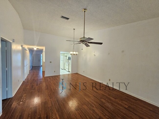 Building Photo - LOCATION LOCATION! 2/2 1234 Sq. Ft. with H...