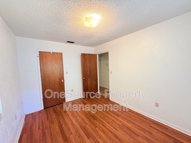 Building Photo - 915 W Clark St