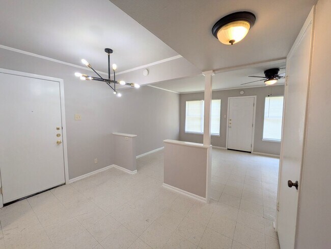 Building Photo - 501/503 Southtrail Dr
