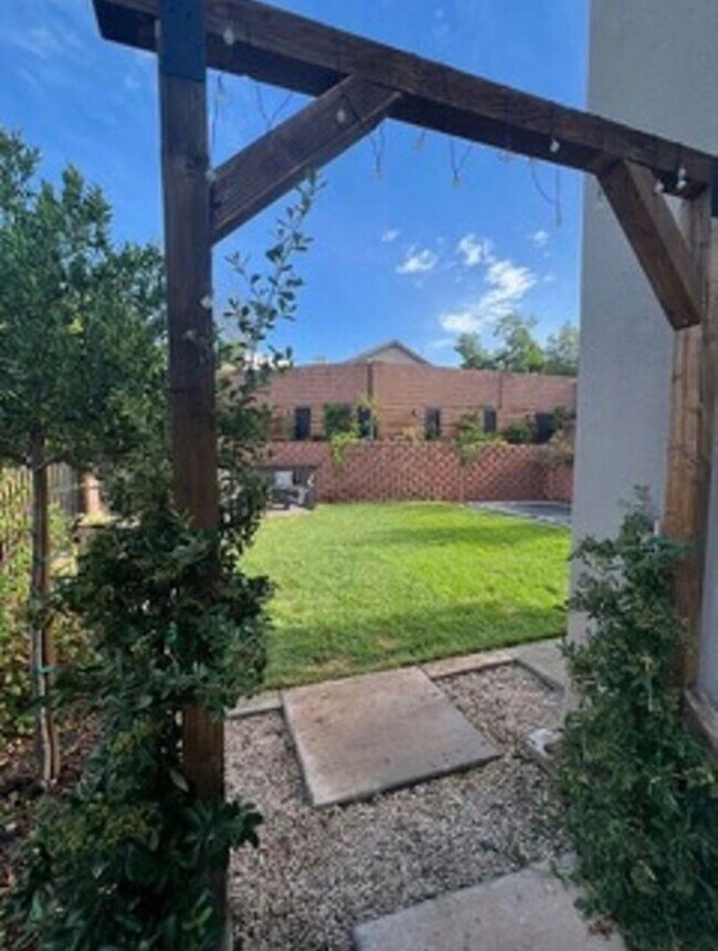 Building Photo - Beautiful, 6 Bedroom Home!