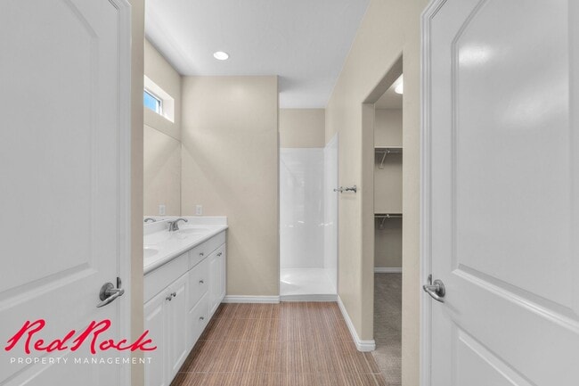 Building Photo - Sun River 2 Bedroom Home with Bonus Den! First Class Amenities!