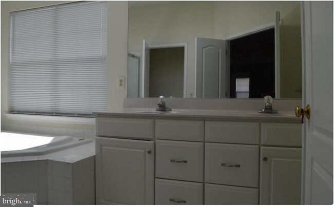 Building Photo - 25508 Crossfield Dr