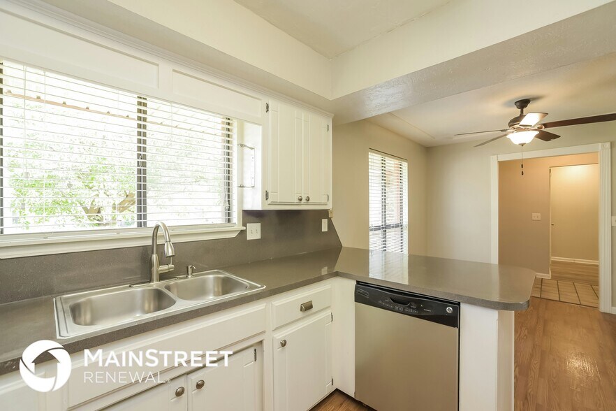 Building Photo - 9840 Willow Wind Dr