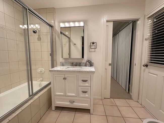 Building Photo - 19 Bronco Dr