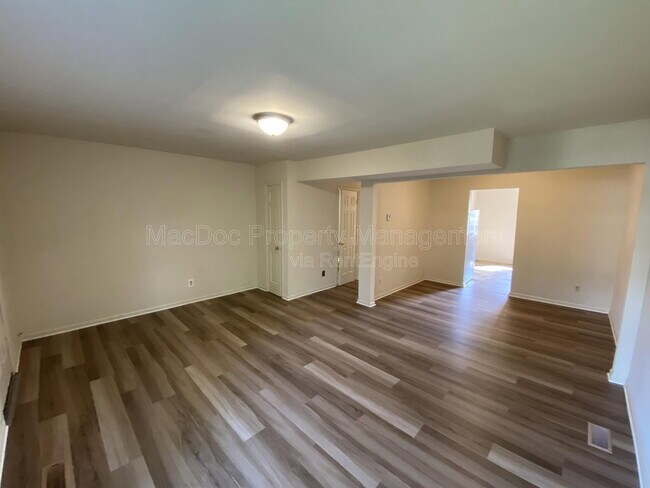 Building Photo - 706 Olde Greenwich Cir