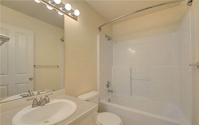 Building Photo - 2bd/2.5ba Redmond Townhouse