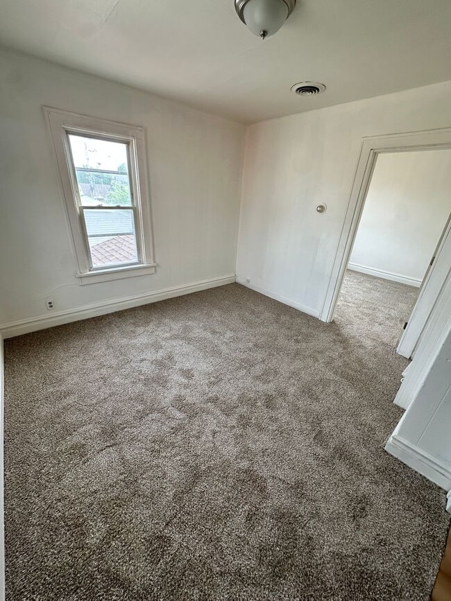 Building Photo - 1403 Rawson Ave