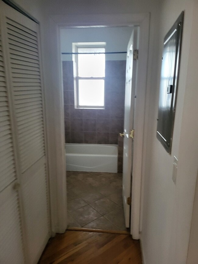 Building Photo - 820 E 44th St