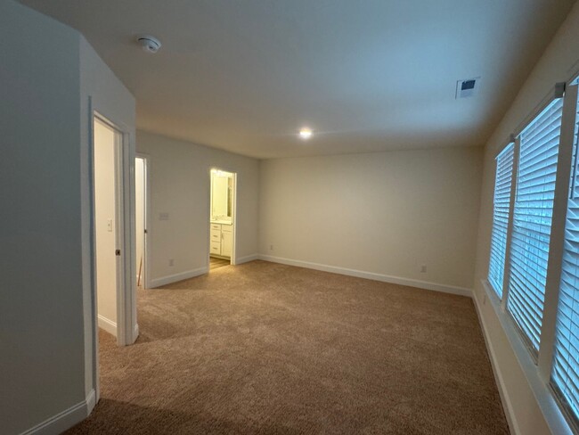 Building Photo - 3 Bedroom | 2.5 Bathroom Raleigh Townhome