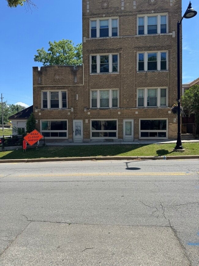 Building Photo - 2610 Flossmoor Rd