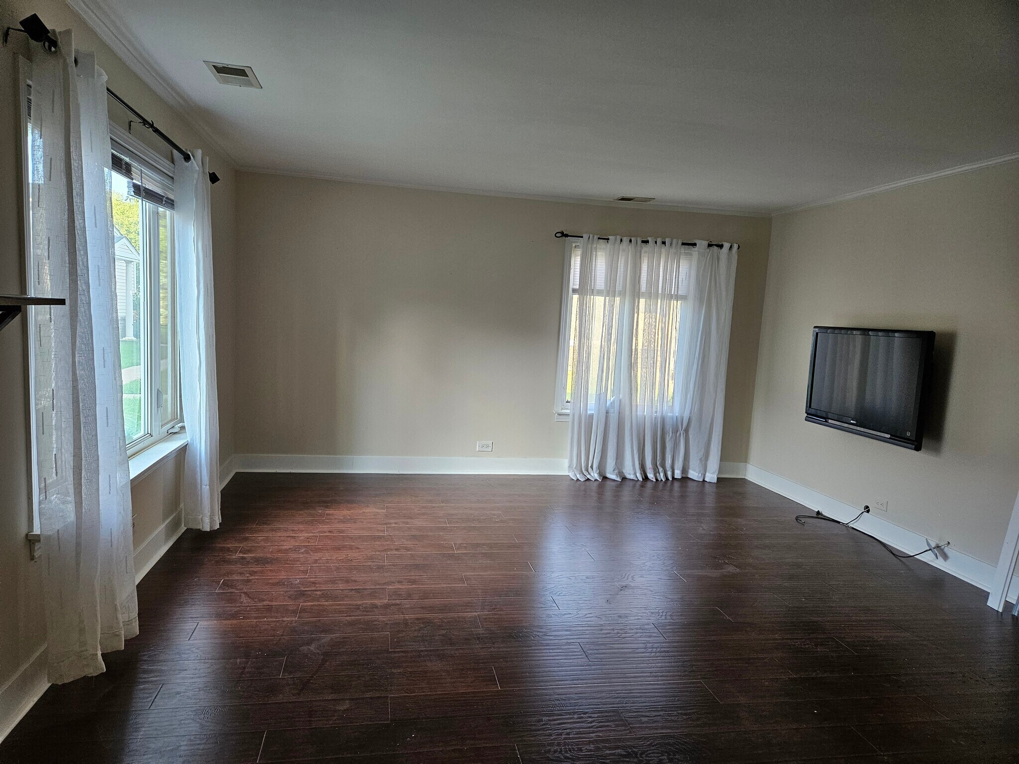 Building Photo - 1571 Cove Dr