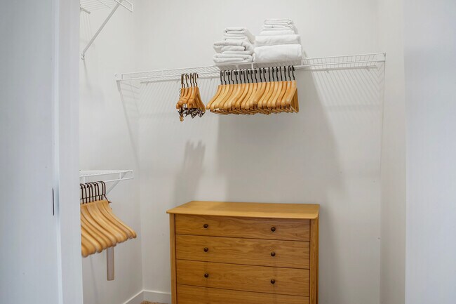 Building Photo - 624 Yale Ave N