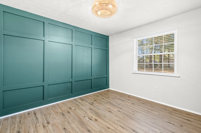 Building Photo - 351 Queens Way