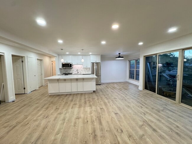 Building Photo - 2083 Ascot Dr