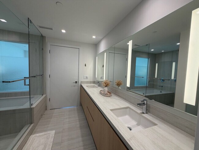 Building Photo - 2411 Laguna Cir