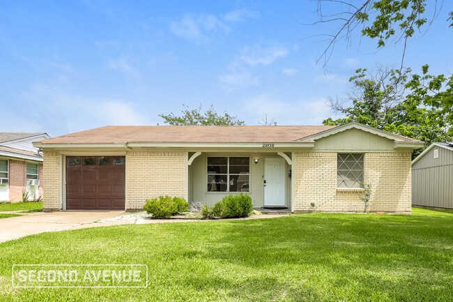 Building Photo - 2808 Belhaven Dr