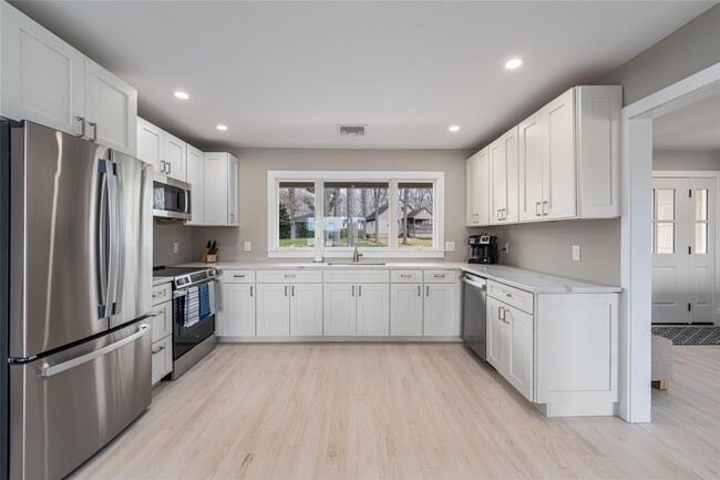 Building Photo - 1225 Westview Dr